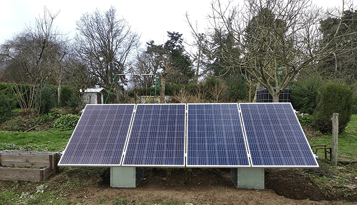 installation quatre panneaux solaires au sol