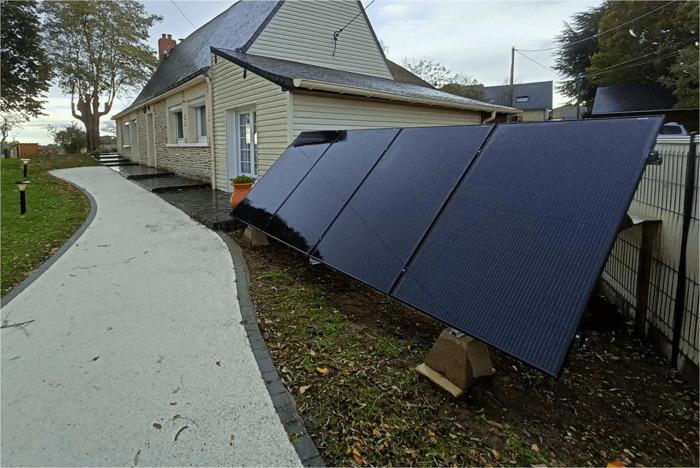 kit panneau solaire brancher prise 230V dans le jardin