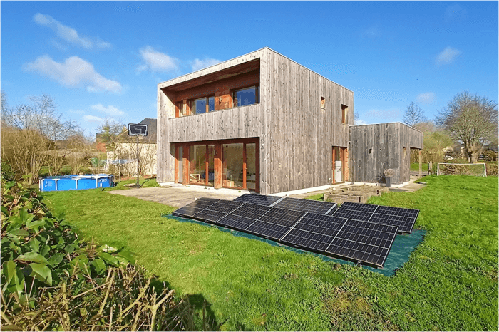 maison avec panneau solaire à brancher sur prise