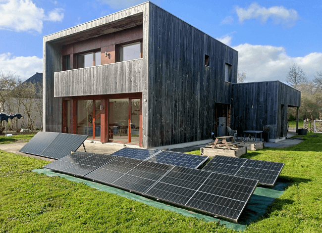 maison avec panneau solaire posés au sol