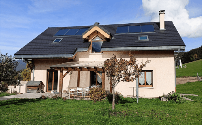 maison avec panneaux solaires thermiques