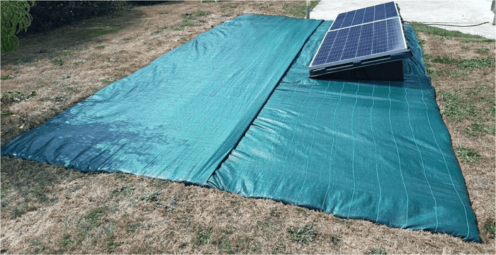 panneau solaire au sol avec bâche