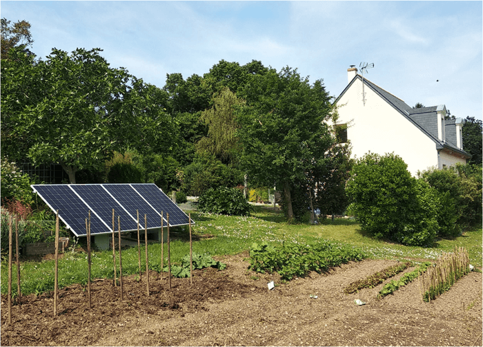 panneau solaire installé dans un jardin