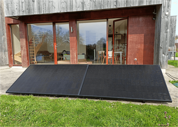 panneau solaire plug and play sur une terrasse