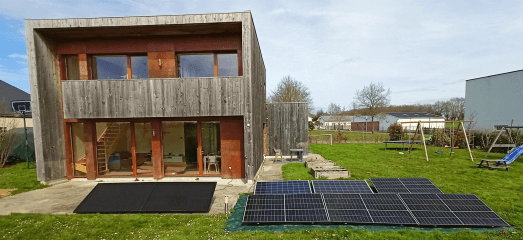 panneaux solaires photovoltaïques posés au sol