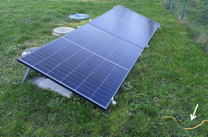 panneau solaire sur prise électrique