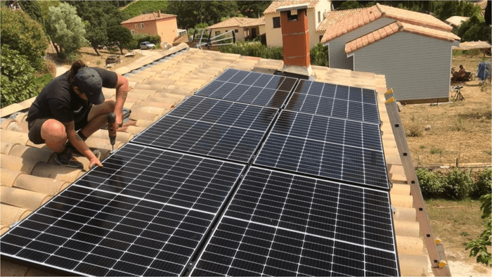 pose de panneaux solaires sur le toit par un professionnel