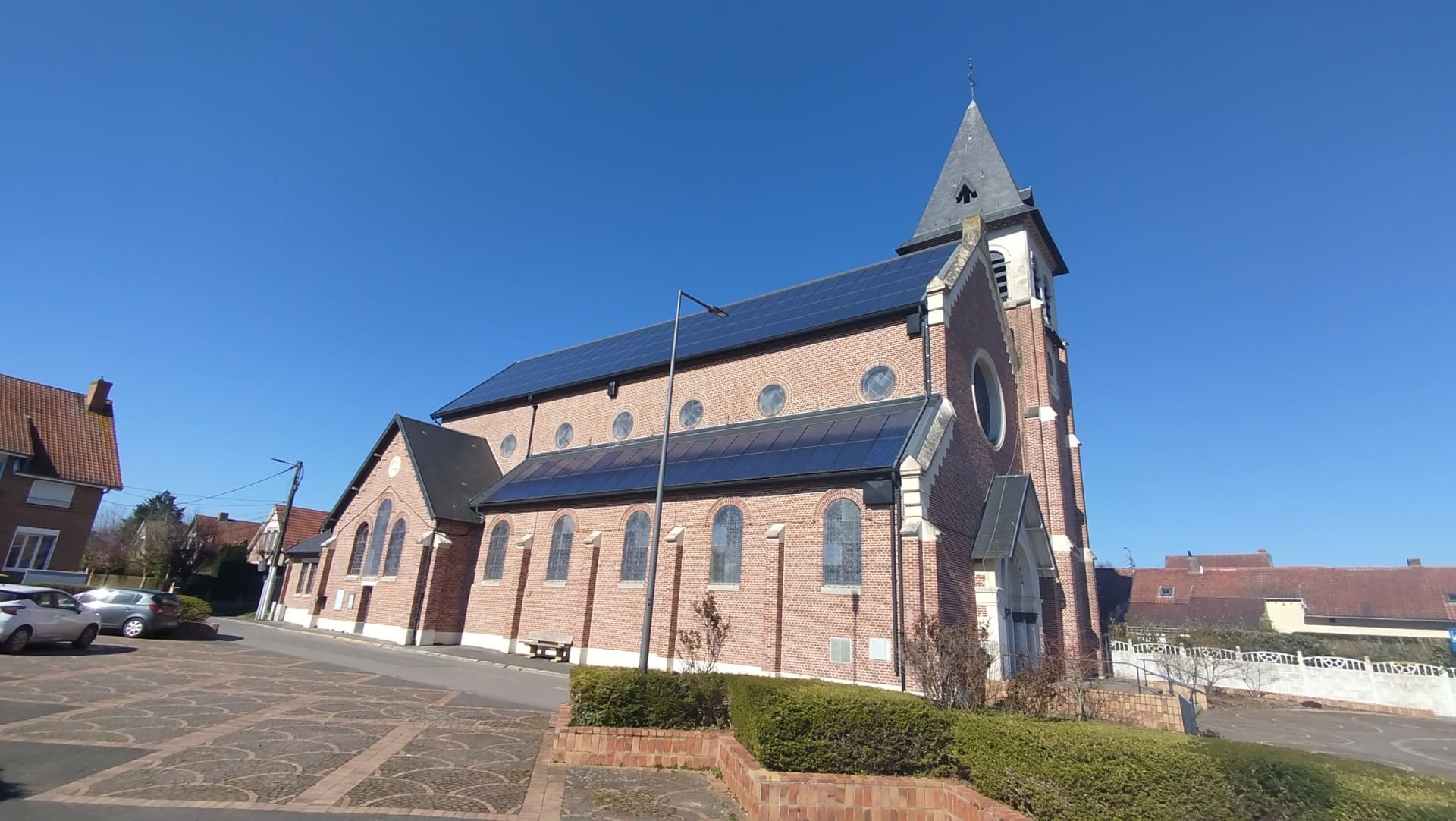 toit-eglise-panneaux-PV