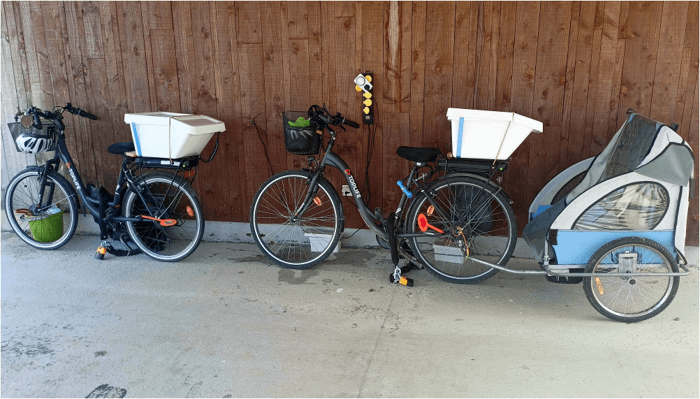 2 vélos électriques en charge programmée